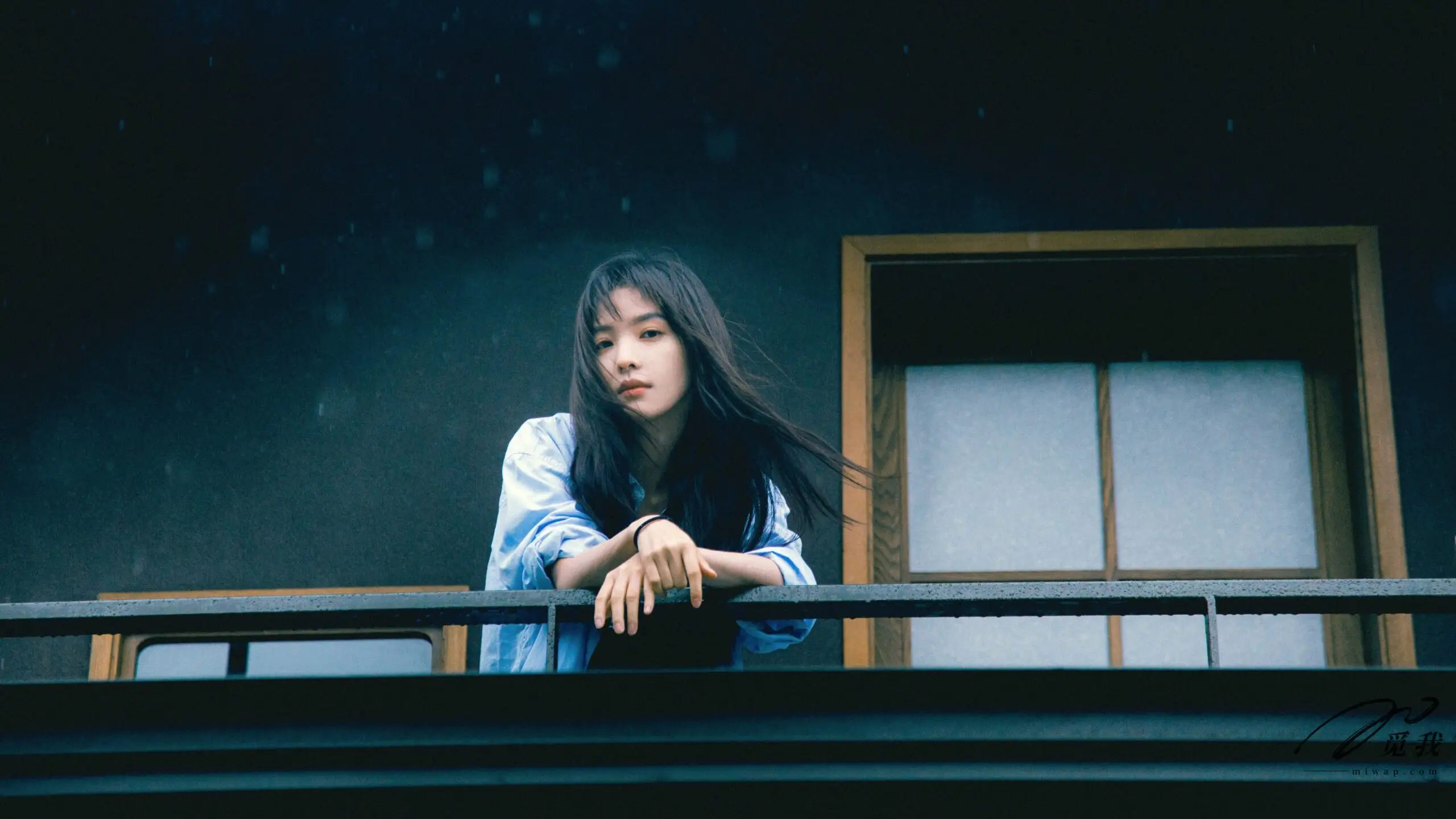 美图分享：章若楠 壁纸  蓝色衬衫，温柔中透着点点忧郁。-解忧资源站