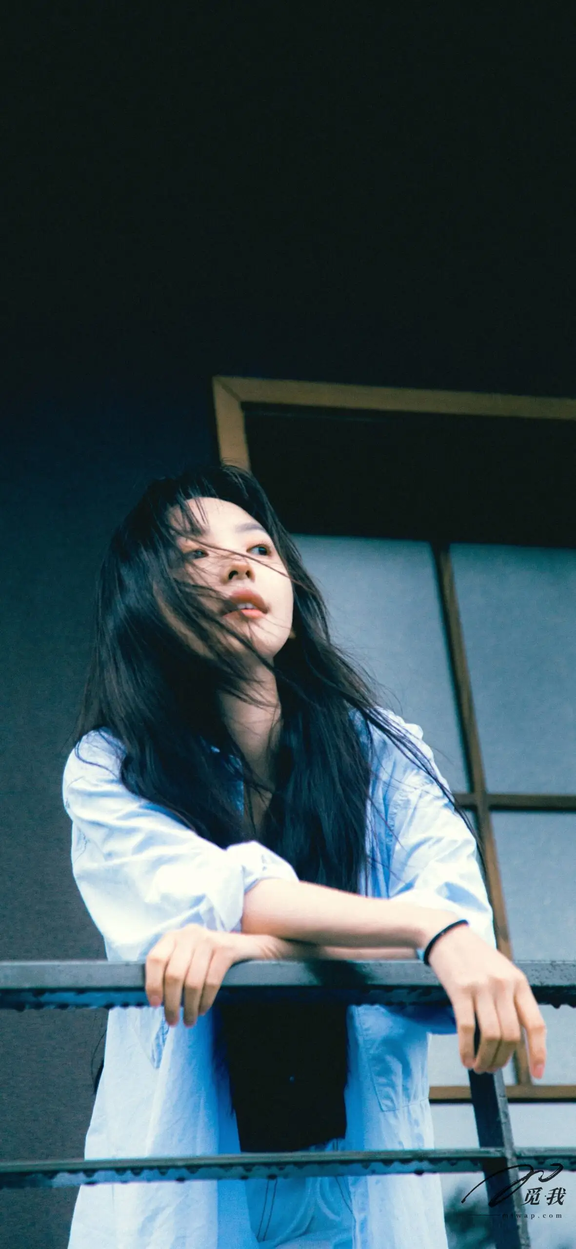 图片[2]-美图分享：章若楠 壁纸  蓝色衬衫，温柔中透着点点忧郁。-觅影网