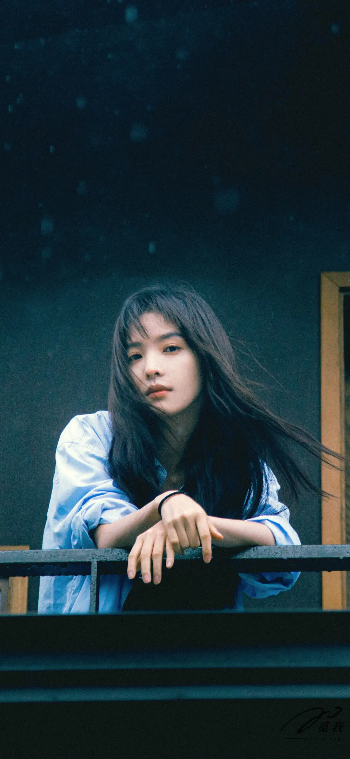 图片[3]-美图分享：章若楠 壁纸  蓝色衬衫，温柔中透着点点忧郁。-觅影网