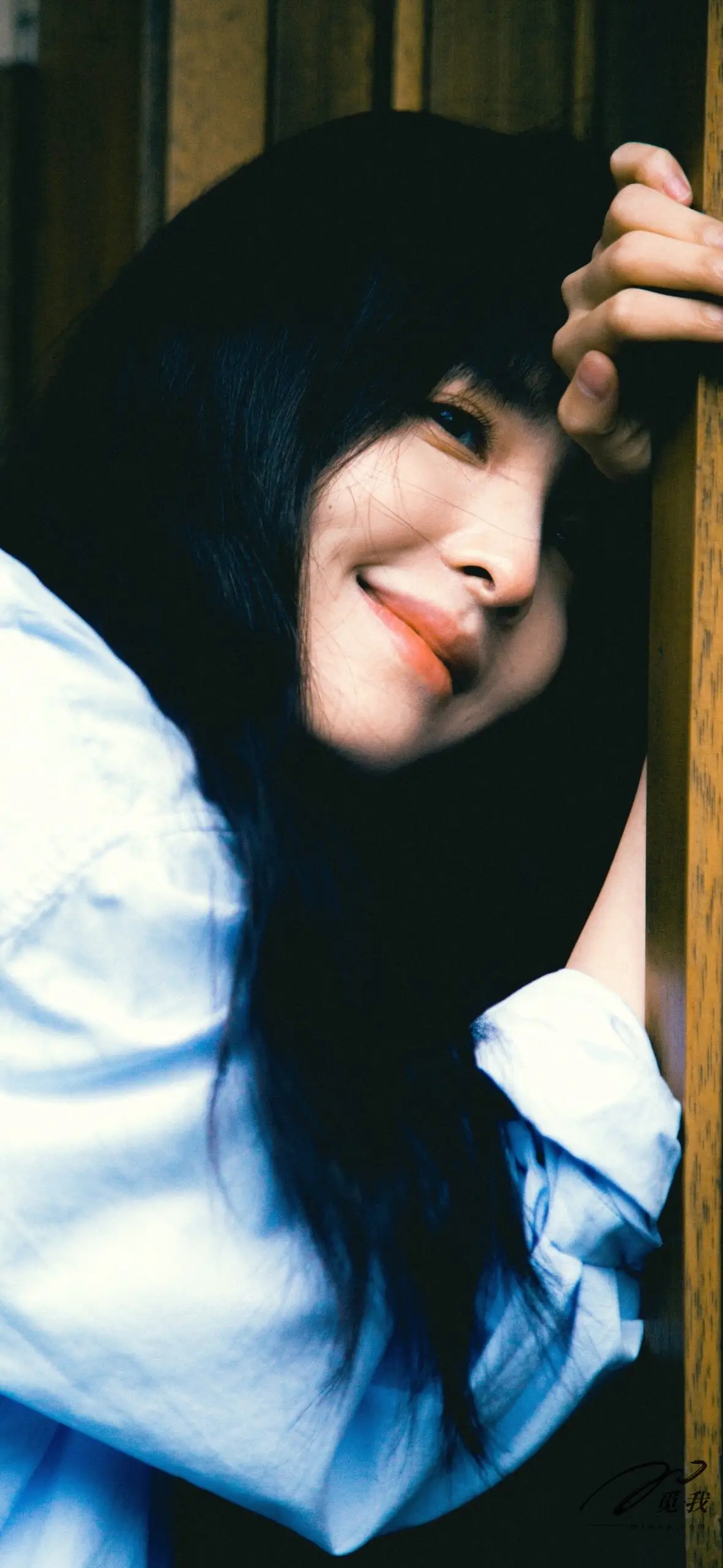 图片[4]-美图分享：章若楠 壁纸  蓝色衬衫，温柔中透着点点忧郁。-觅影网