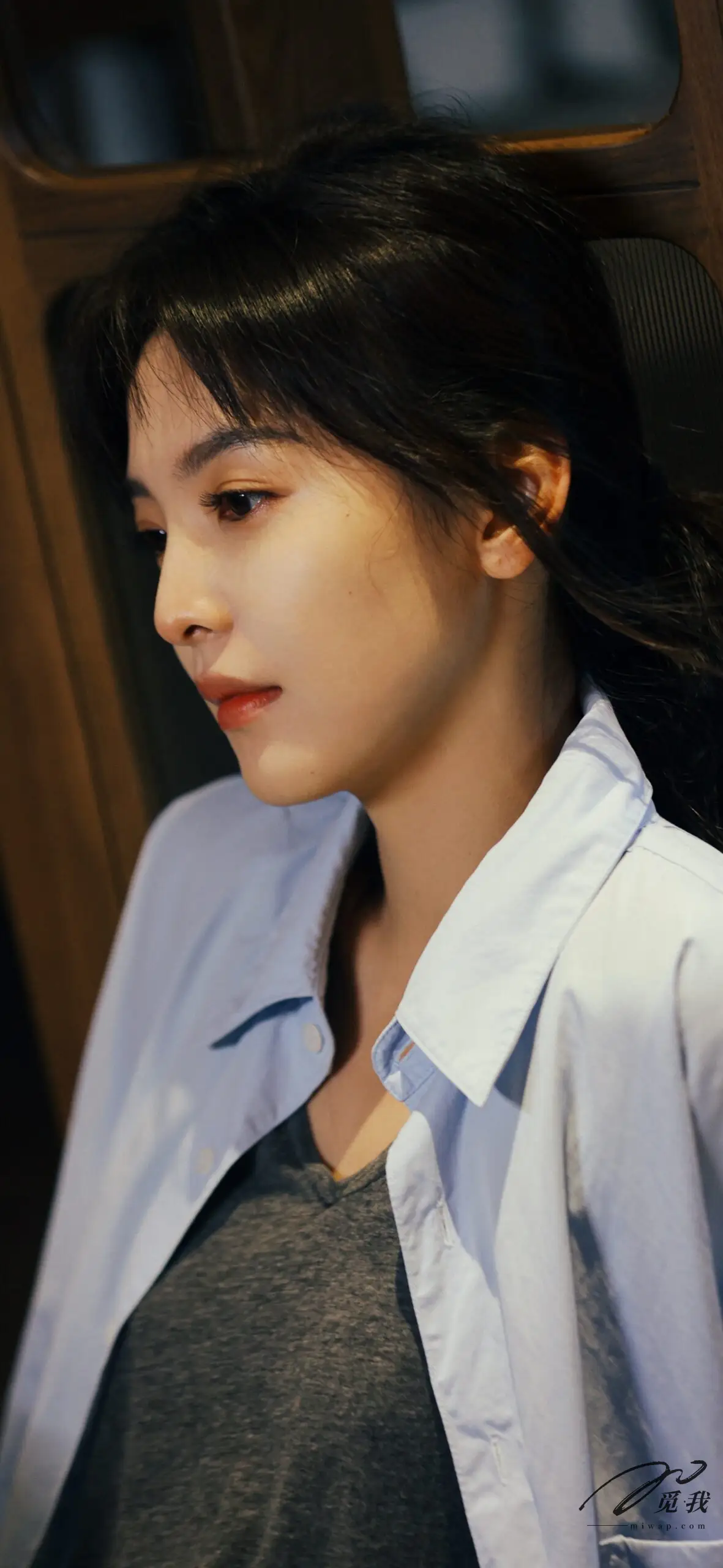 图片[6]-美图分享：章若楠 壁纸  蓝色衬衫，温柔中透着点点忧郁。-觅影网