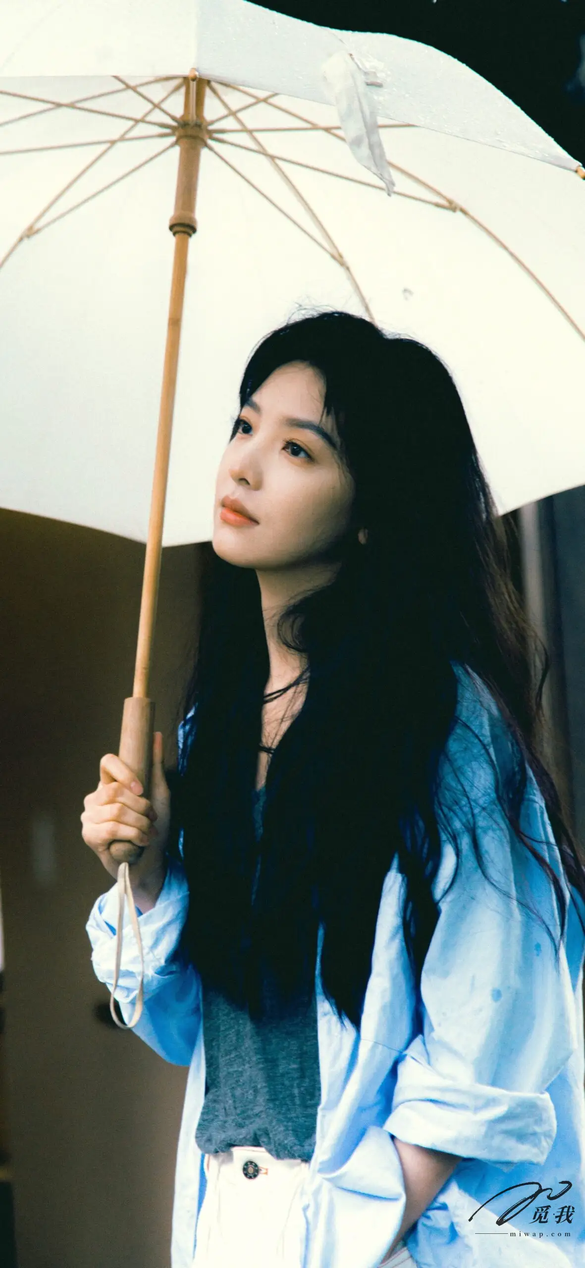 图片[8]-美图分享：章若楠 壁纸  蓝色衬衫，温柔中透着点点忧郁。-觅影网