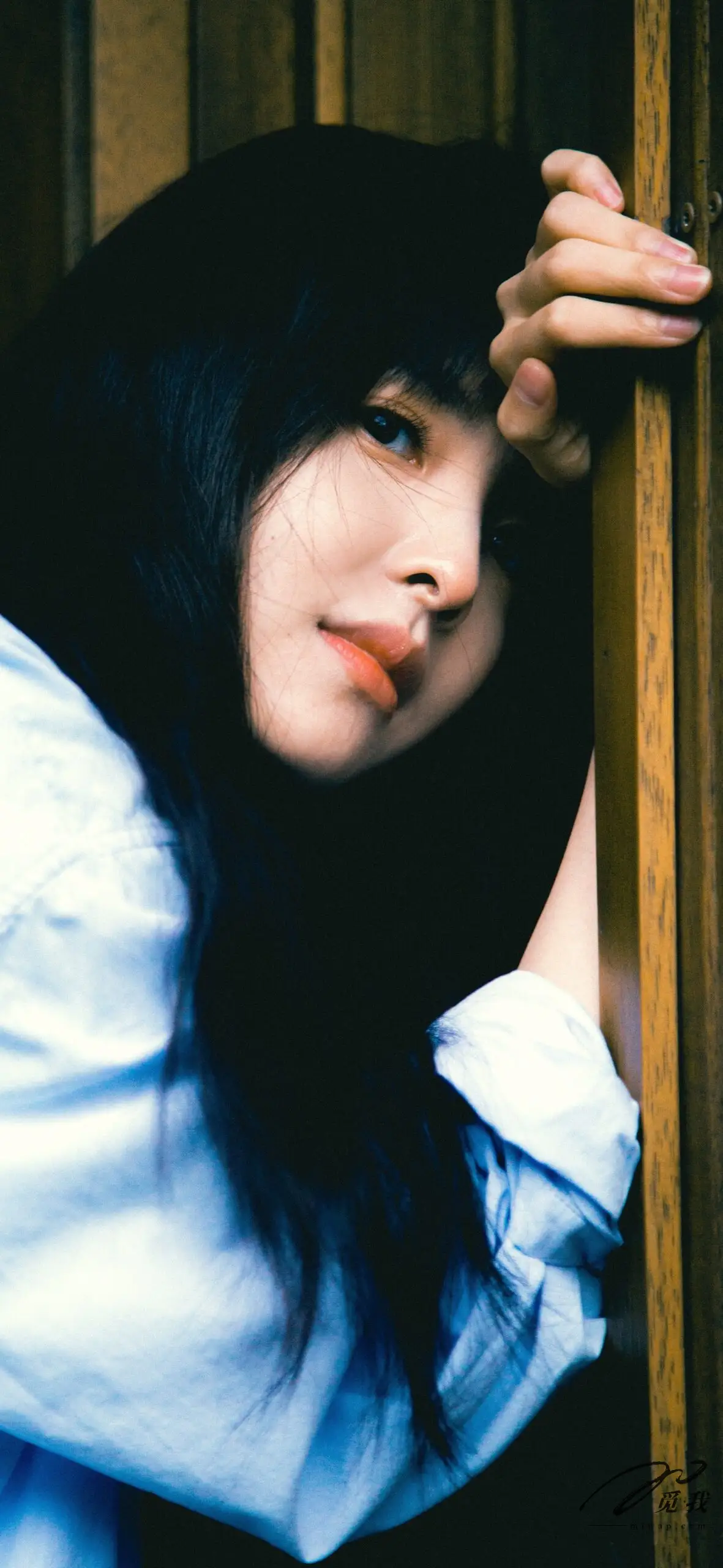 图片[9]-美图分享：章若楠 壁纸  蓝色衬衫，温柔中透着点点忧郁。-觅影网