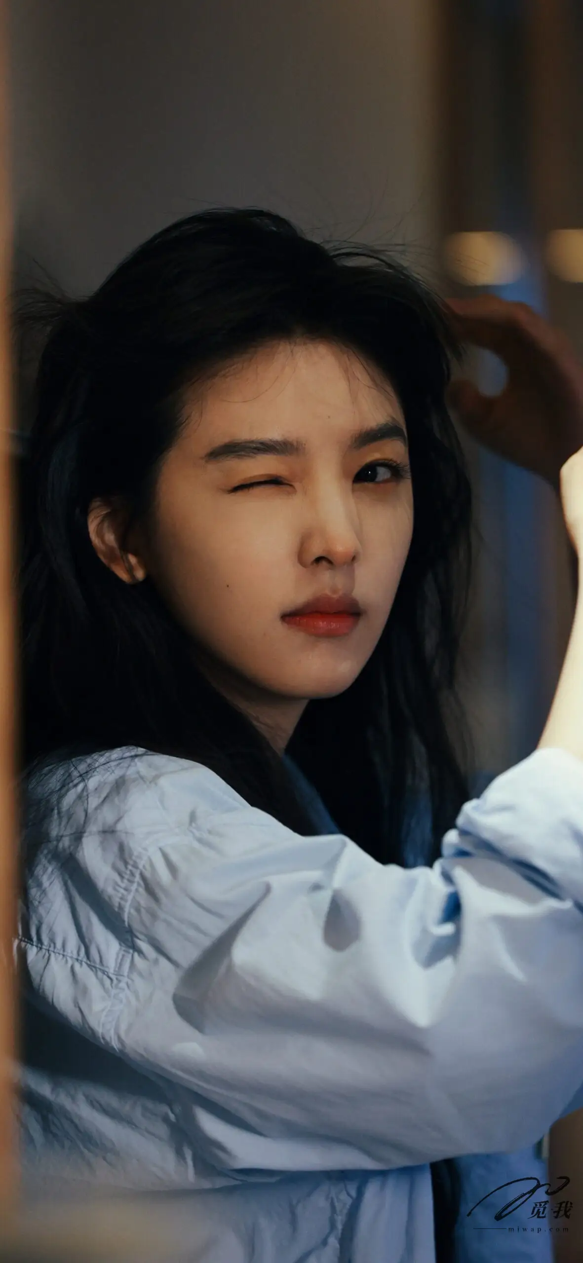 图片[10]-美图分享：章若楠 壁纸  蓝色衬衫，温柔中透着点点忧郁。-觅影网