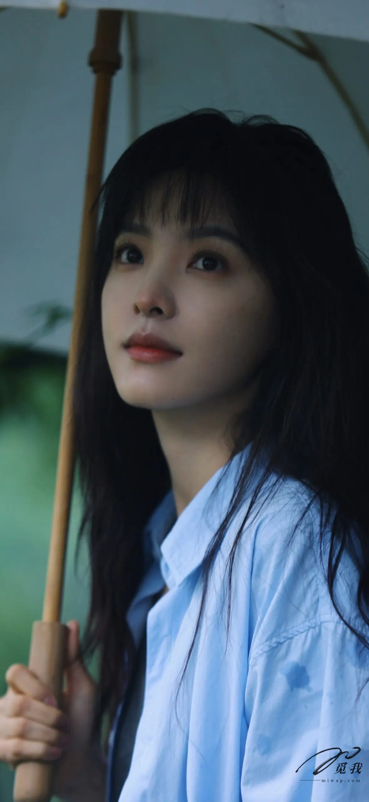 图片[11]-美图分享：章若楠 壁纸  蓝色衬衫，温柔中透着点点忧郁。-觅影网