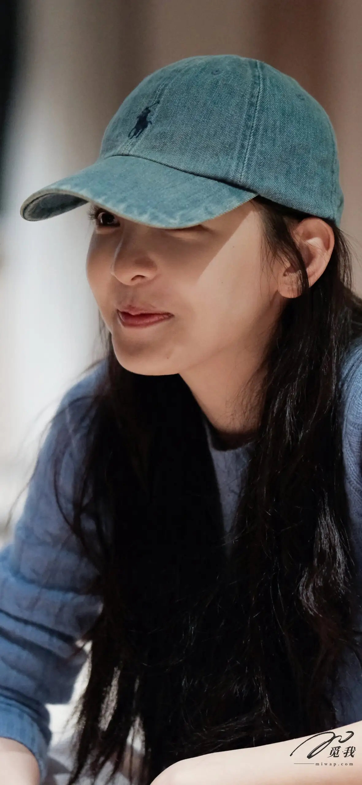 图片[12]-美图分享：章若楠 壁纸  蓝色衬衫，温柔中透着点点忧郁。-觅影网