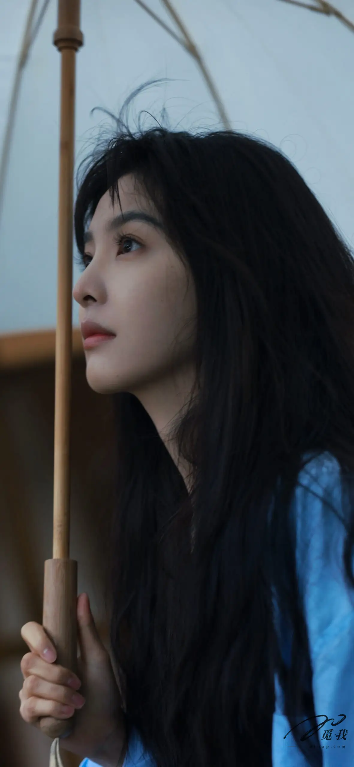 图片[13]-美图分享：章若楠 壁纸  蓝色衬衫，温柔中透着点点忧郁。-觅影网