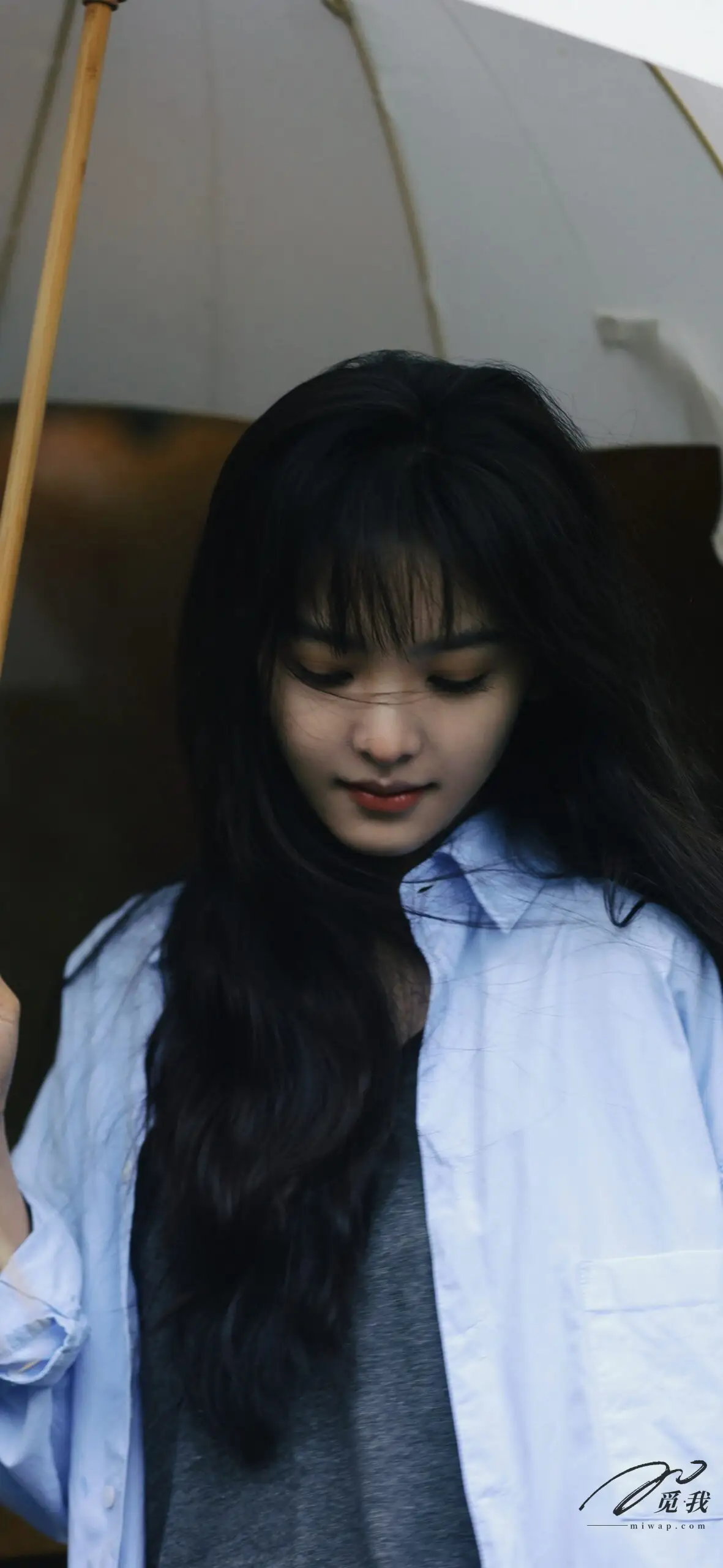 图片[14]-美图分享：章若楠 壁纸  蓝色衬衫，温柔中透着点点忧郁。-觅影网