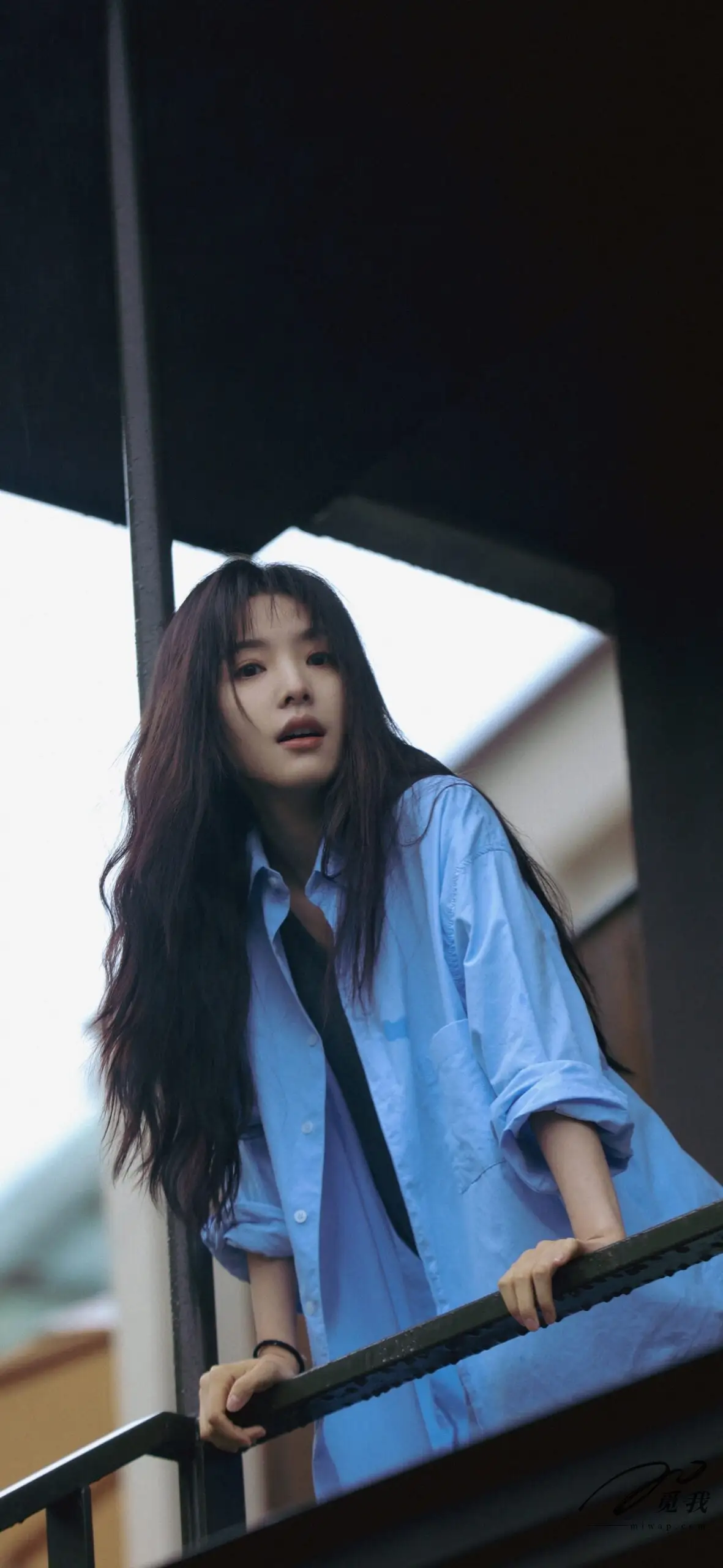 图片[15]-美图分享：章若楠 壁纸  蓝色衬衫，温柔中透着点点忧郁。-觅影网