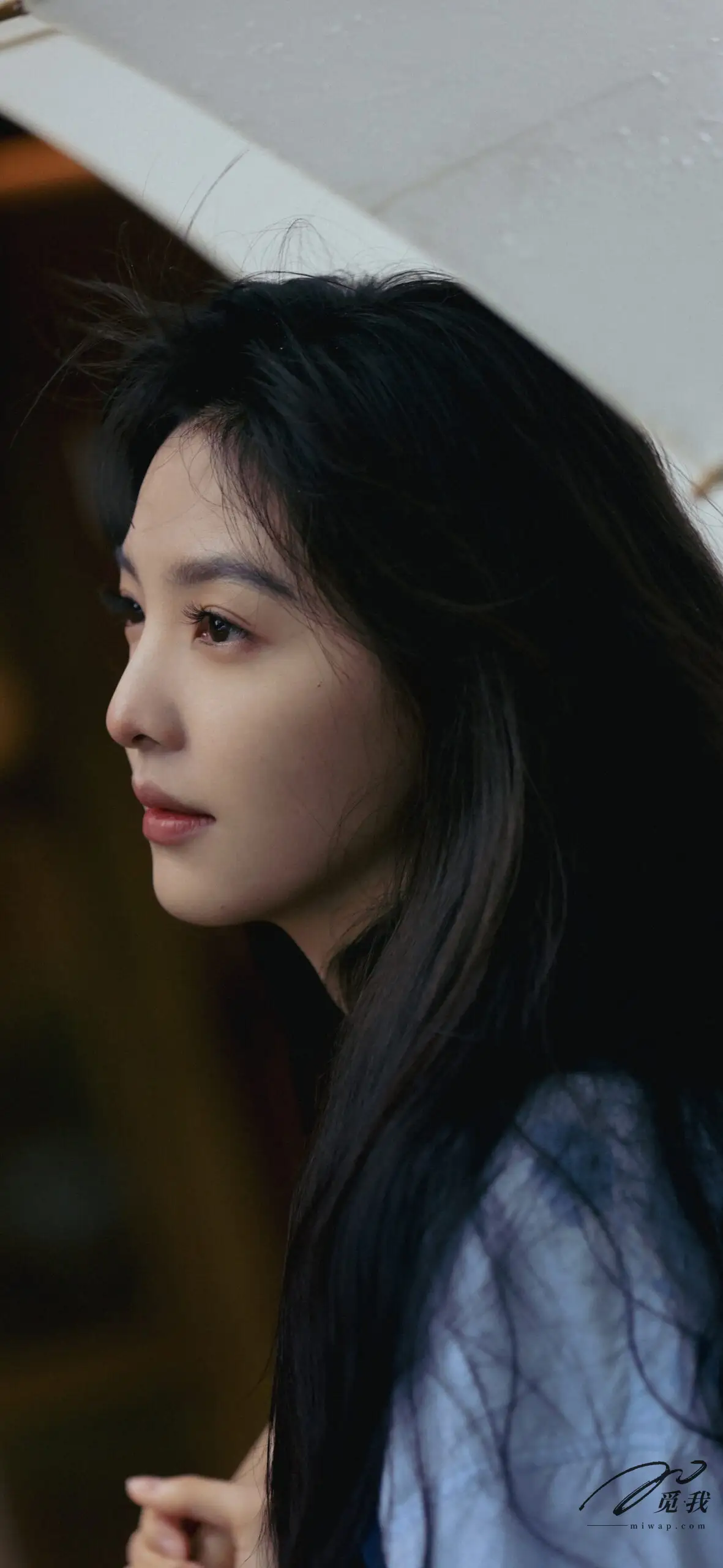 图片[16]-美图分享：章若楠 壁纸  蓝色衬衫，温柔中透着点点忧郁。-觅影网