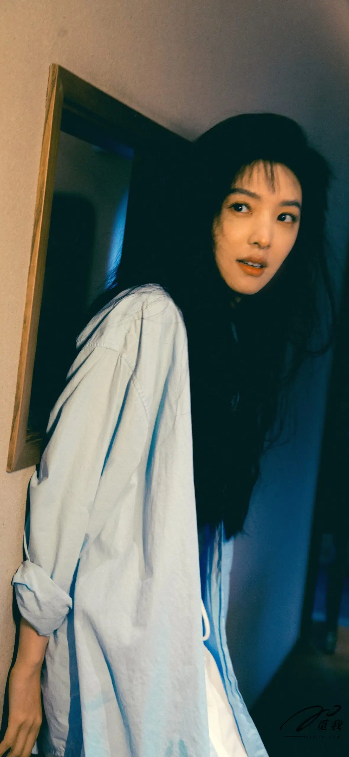 图片[17]-美图分享：章若楠 壁纸  蓝色衬衫，温柔中透着点点忧郁。-觅影网