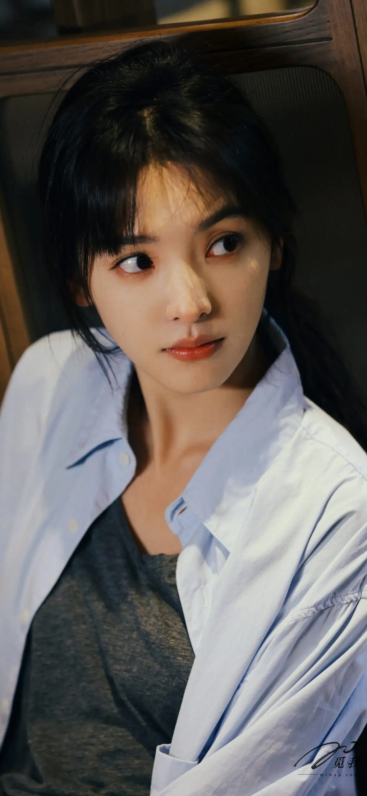 图片[18]-美图分享：章若楠 壁纸  蓝色衬衫，温柔中透着点点忧郁。-觅影网