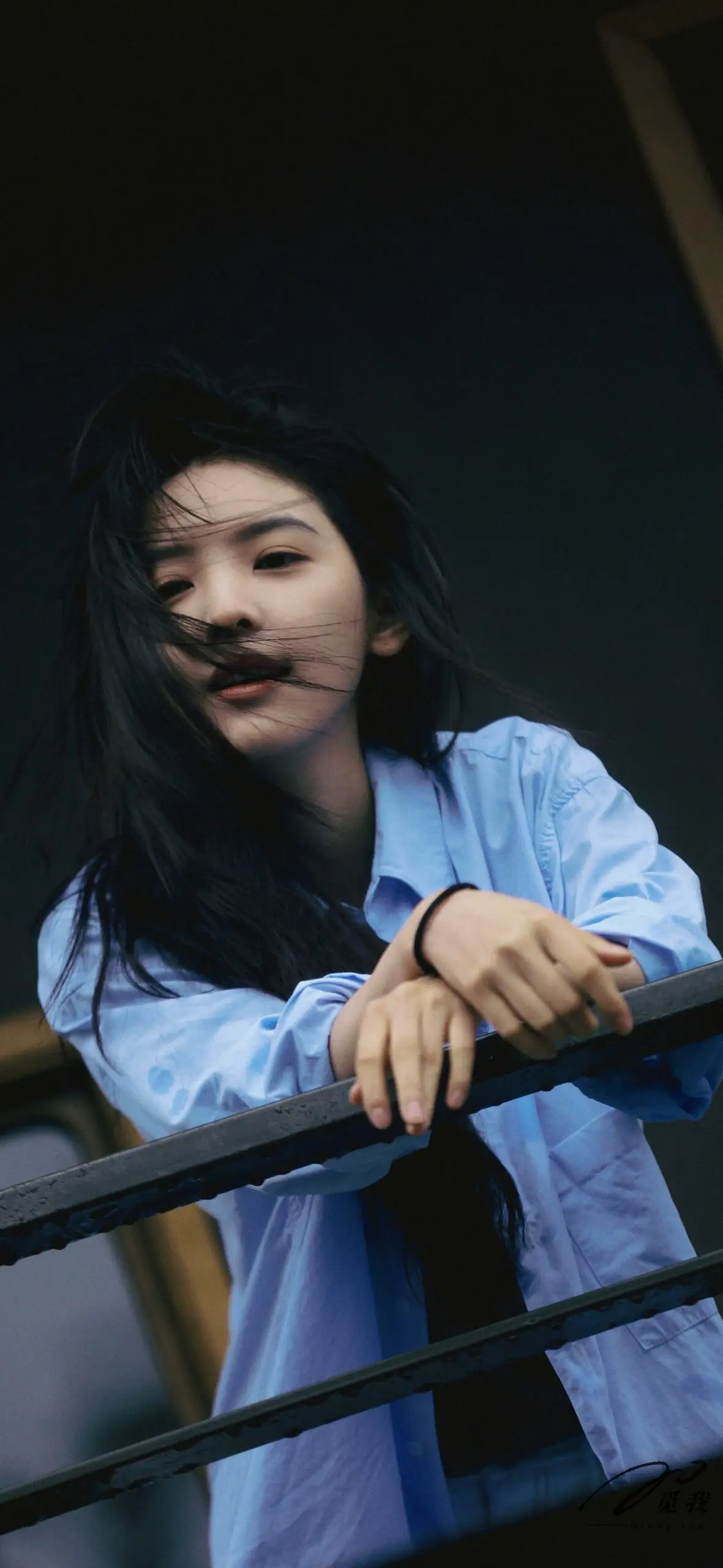 图片[19]-美图分享：章若楠 壁纸  蓝色衬衫，温柔中透着点点忧郁。-觅影网