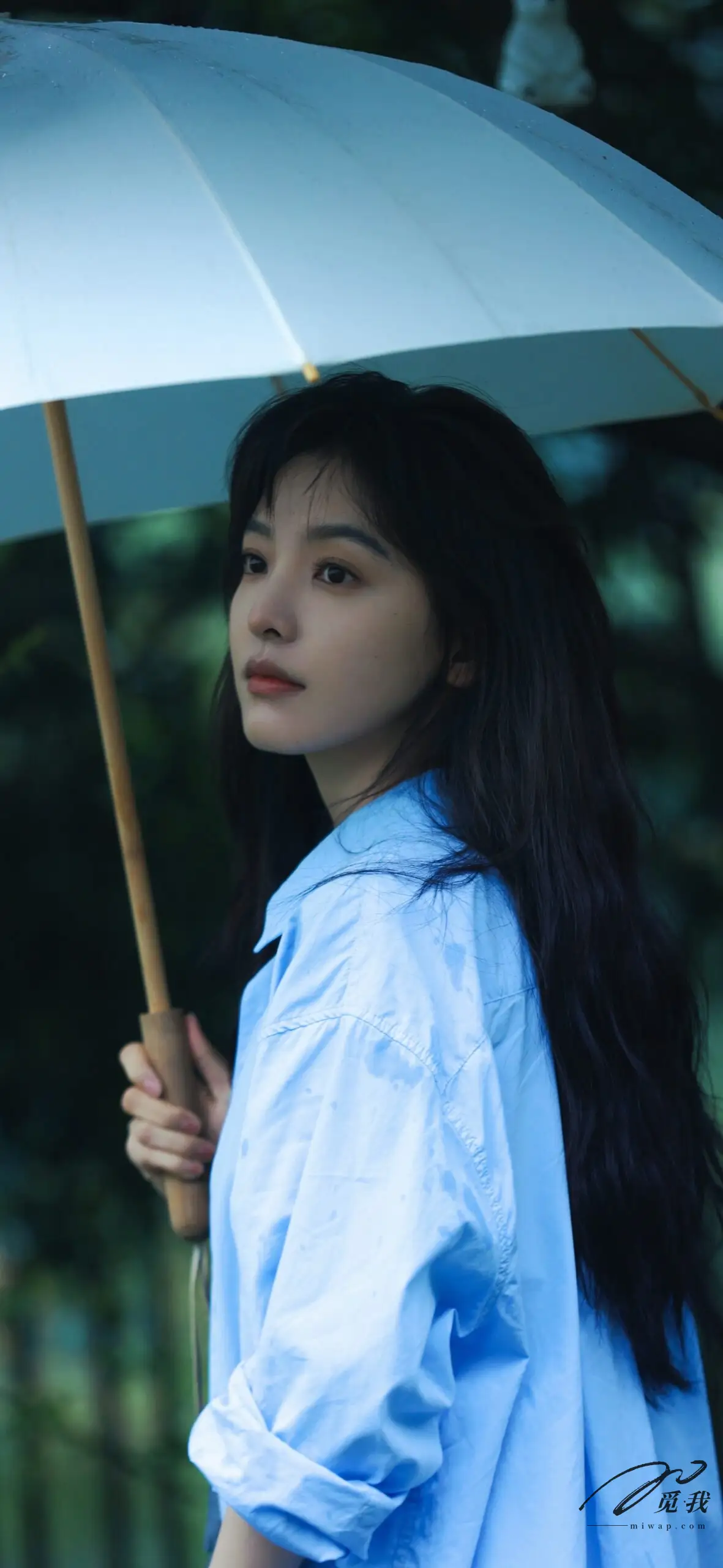 图片[20]-美图分享：章若楠 壁纸  蓝色衬衫，温柔中透着点点忧郁。-觅影网