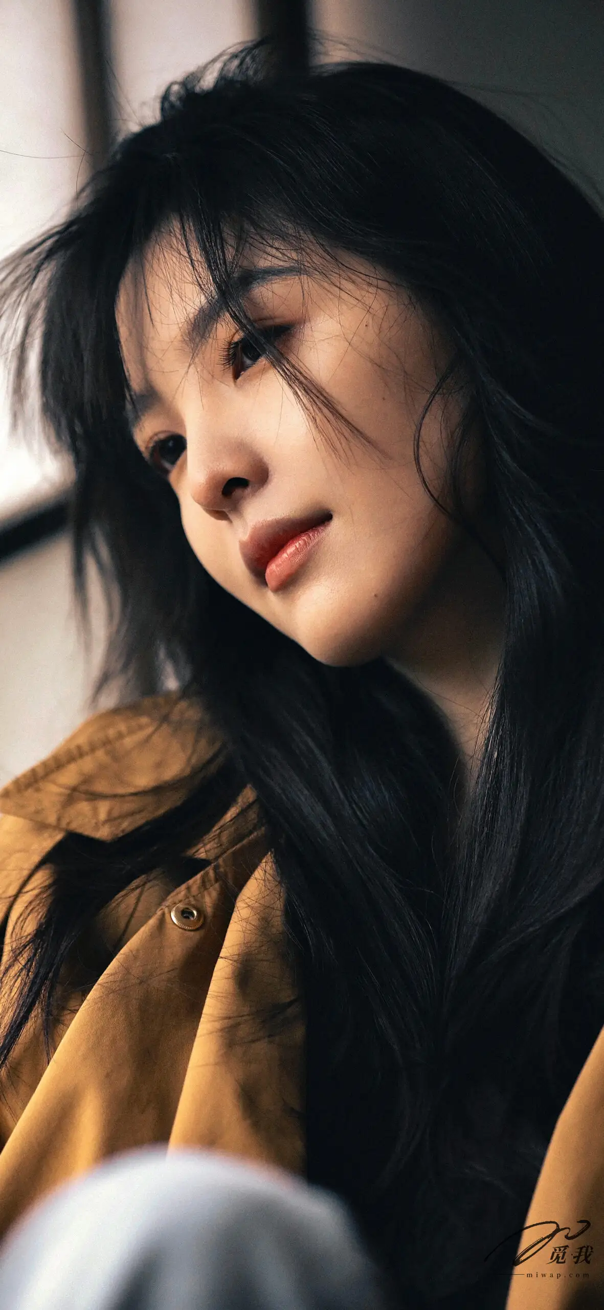 图片[21]-美图分享：章若楠 壁纸  蓝色衬衫，温柔中透着点点忧郁。-觅影网