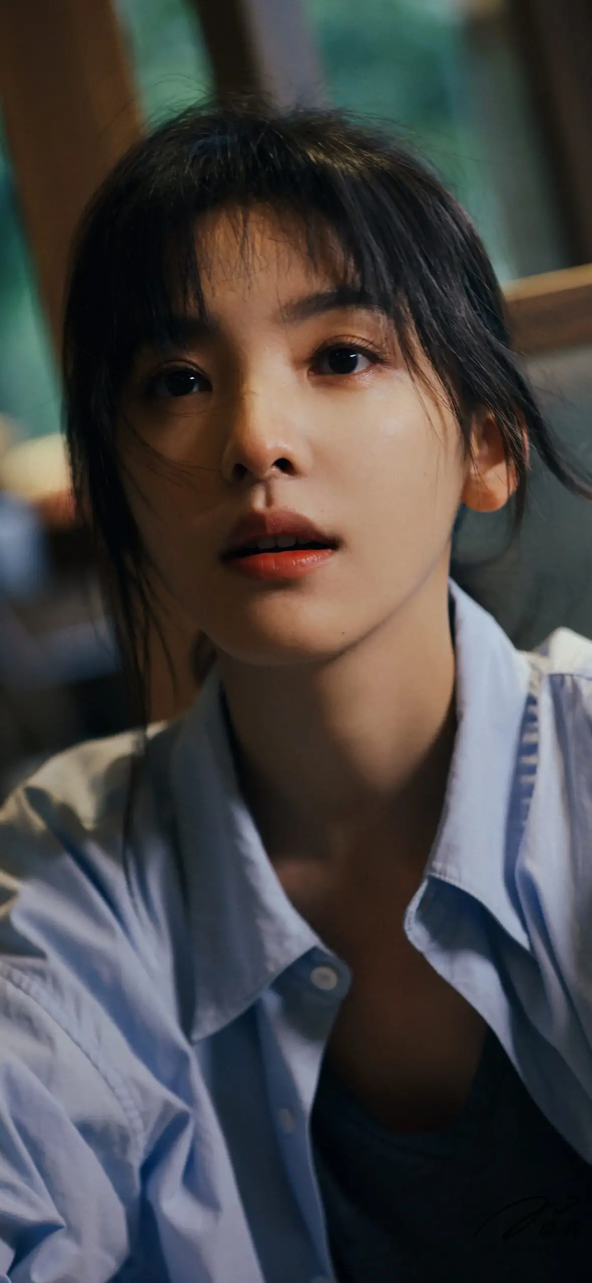 图片[22]-美图分享：章若楠 壁纸  蓝色衬衫，温柔中透着点点忧郁。-觅影网