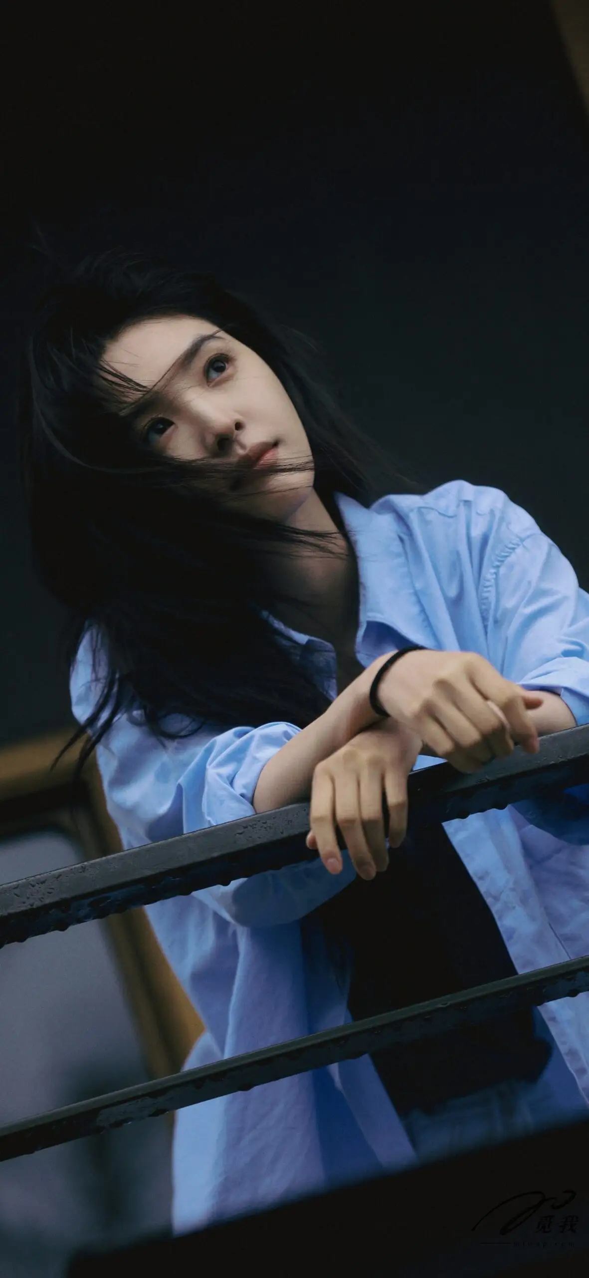 图片[25]-美图分享：章若楠 壁纸  蓝色衬衫，温柔中透着点点忧郁。-觅影网