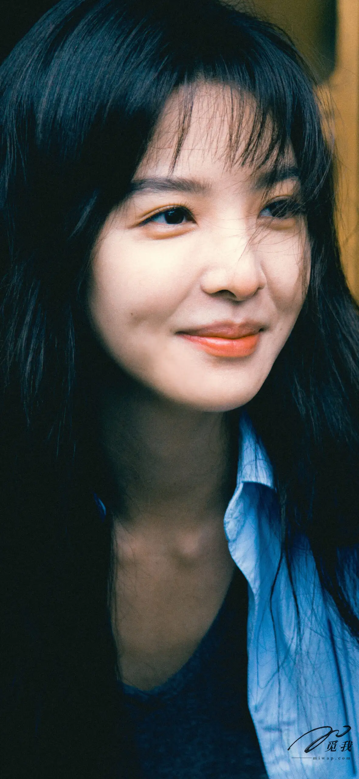图片[26]-美图分享：章若楠 壁纸  蓝色衬衫，温柔中透着点点忧郁。-觅影网