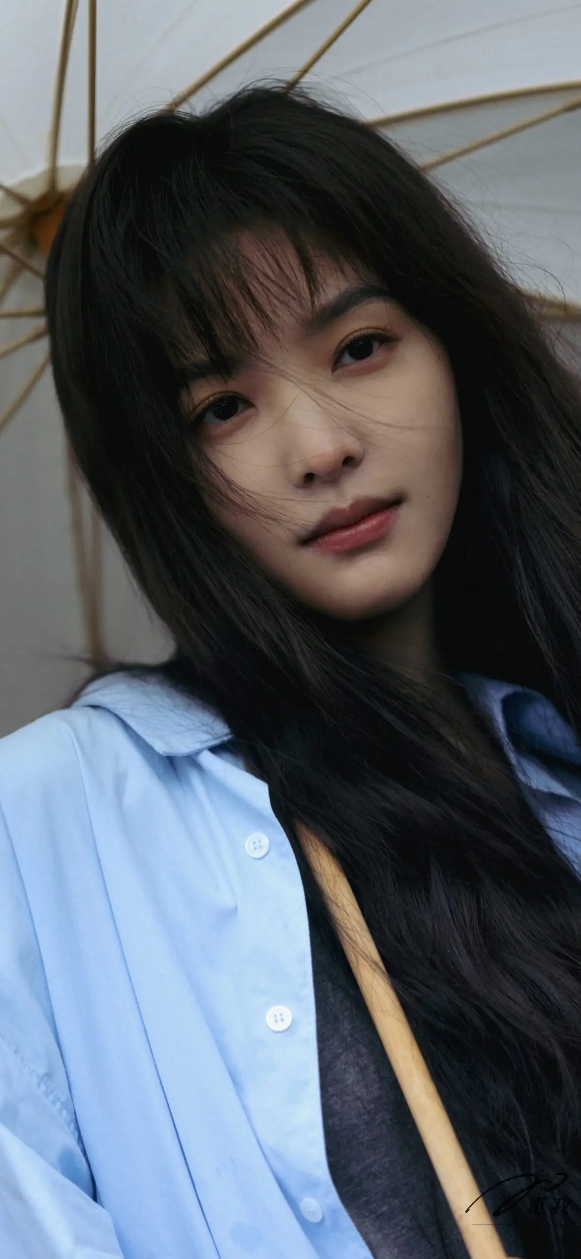 图片[28]-美图分享：章若楠 壁纸  蓝色衬衫，温柔中透着点点忧郁。-觅影网