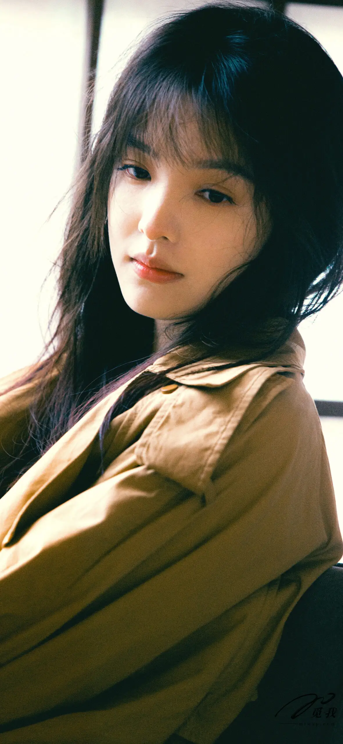 图片[34]-美图分享：章若楠 壁纸  蓝色衬衫，温柔中透着点点忧郁。-觅影网